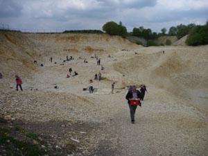 ブルーメンベルクの化石採集場にはたくさんの人